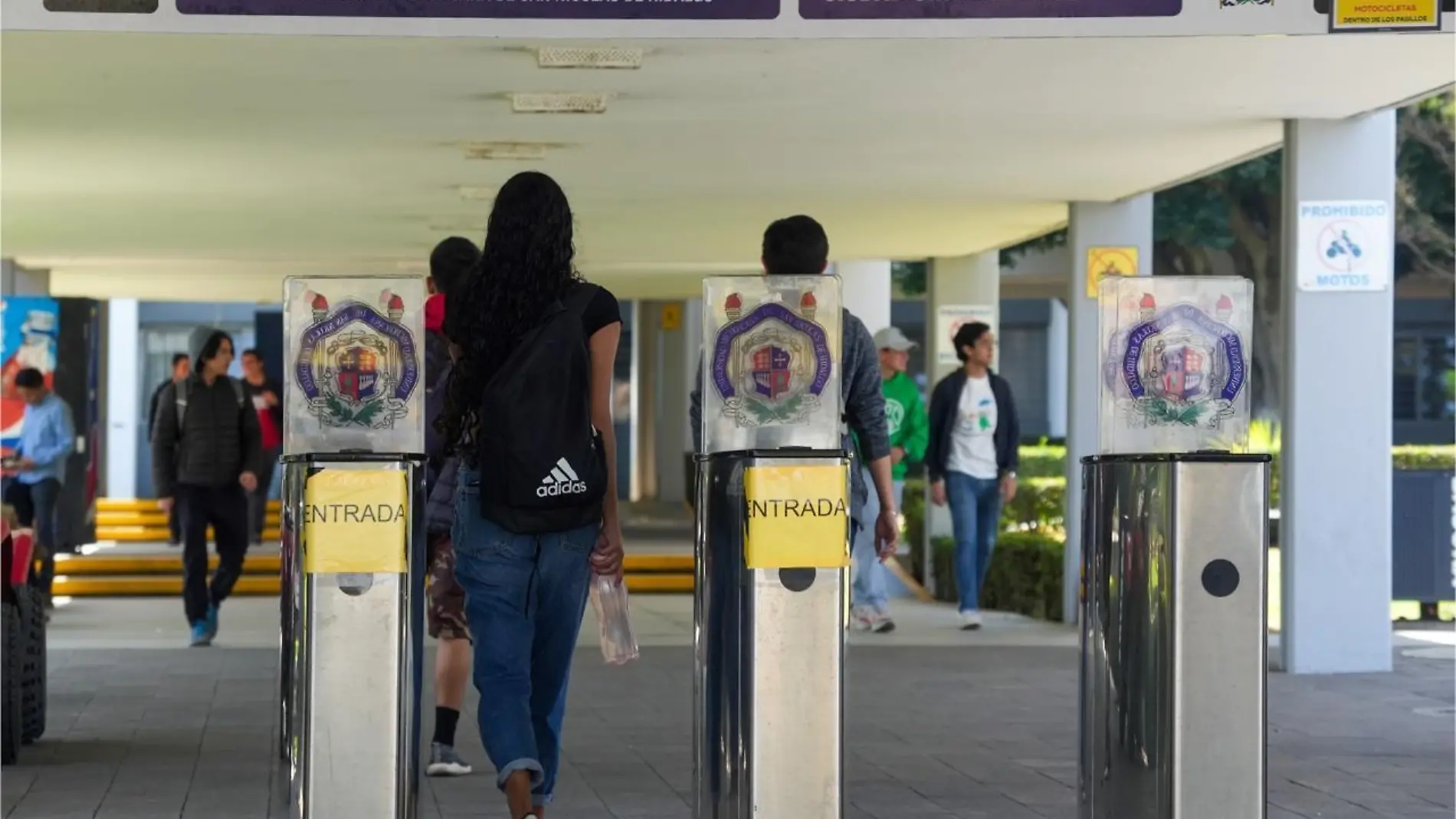 Joven entrando a Ciudad Universitaria de la UMSNH